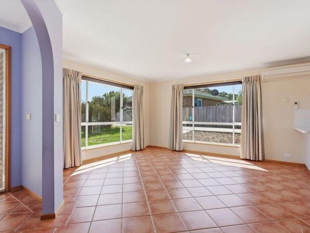Spacious family living in a peaceful Old Beach setting