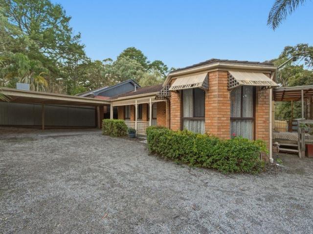 Spacious Family Living in a Peaceful Warranwood Setting