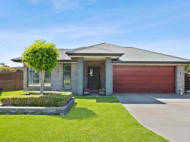 Spacious Family Living in a Prestigious Golf Course Estate