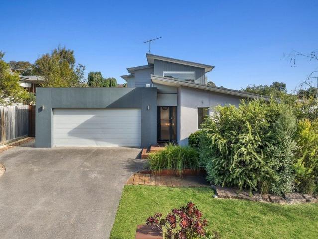 SPACIOUS FAMILY LIVING IN A PRIME COASTAL SETTING