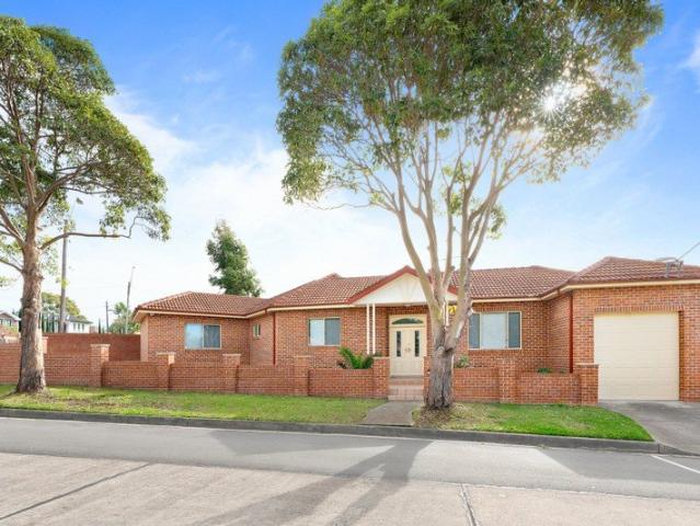 Spacious Family Living in a Prime Concord West Location !