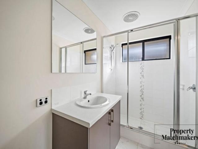 Spacious Family Living in a Prime Aveley Location
