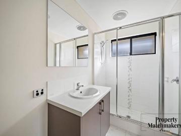 Spacious Family Living in a Prime Aveley Location