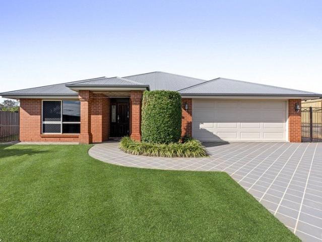 Spacious Family Living in a Prime Kleinton Location