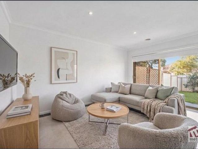 SPACIOUS FAMILY LIVING IN A PRIME PARKSIDE LOCATION!