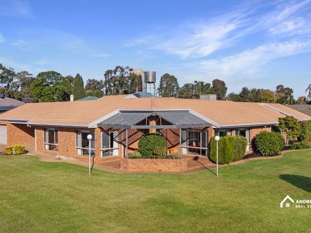 Spacious Family Living in a Prime River End Location