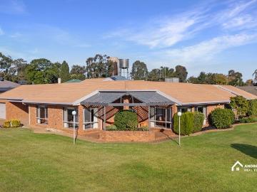 Spacious Family Living in a Prime River End Location