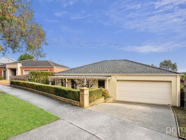 Spacious Family Living in a Quiet Court Location!