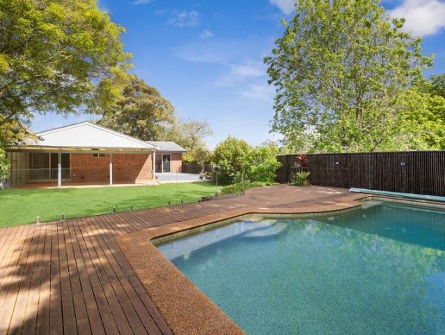 SPACIOUS FAMILY LIVING IN A QUIET CUL DE SAC