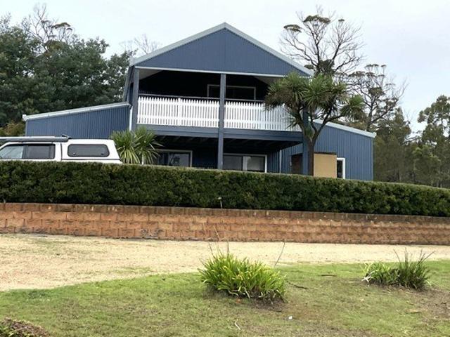 Spacious Family Living in Beautiful Binalong Bay