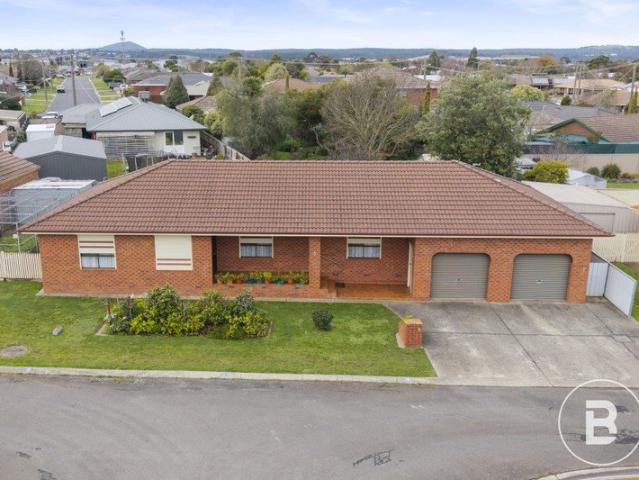 SPACIOUS FAMILY LIVING IN BLUE CHIP LOCALE