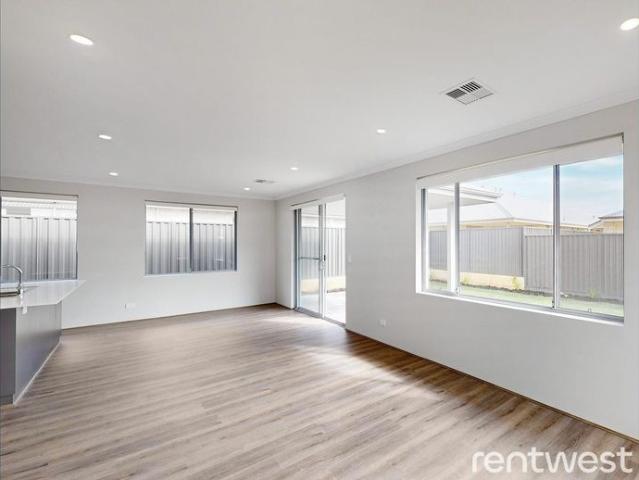 SPACIOUS FAMILY LIVING IN EGLINTON