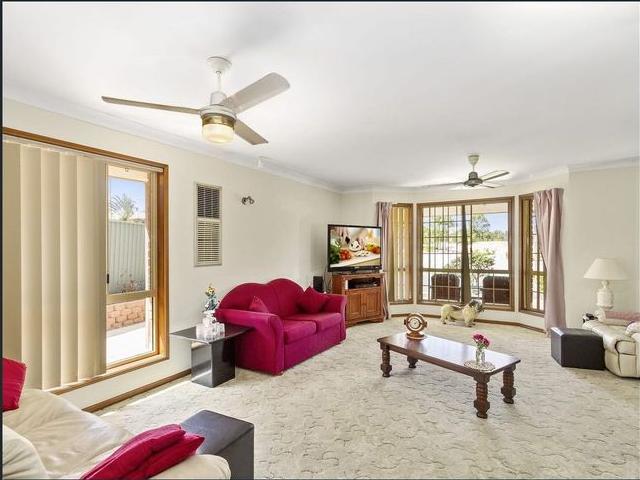 SPACIOUS FAMILY LIVING IN HELENSVALE