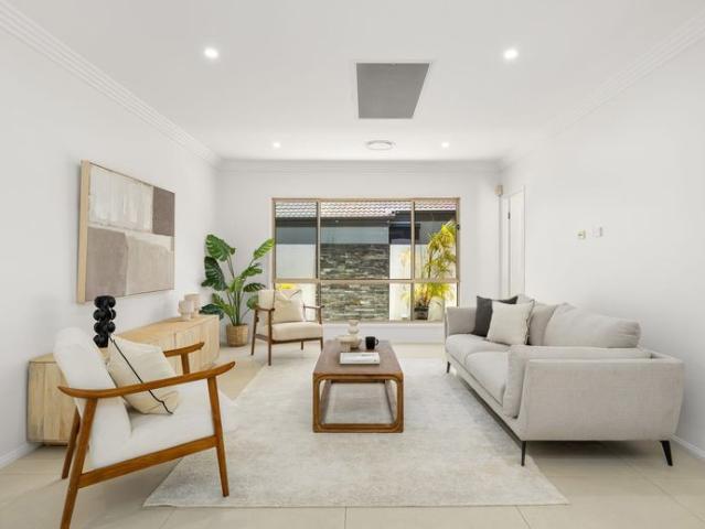 SPACIOUS FAMILY LIVING IN HOPE ISLAND