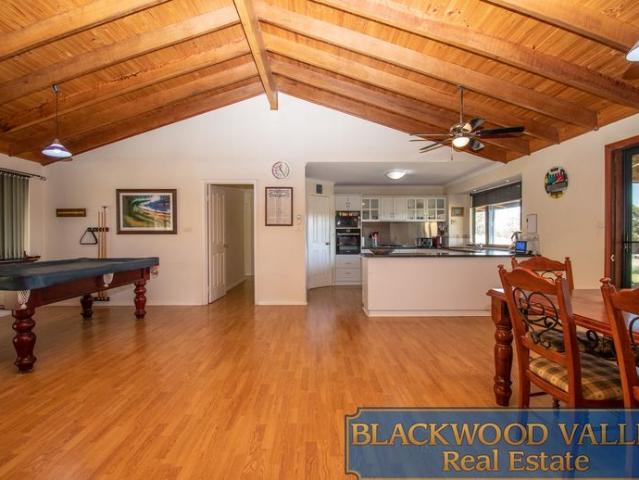 SPACIOUS FAMILY LIVING IN KANGAROO GULLY