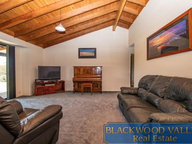 SPACIOUS FAMILY LIVING IN KANGAROO GULLY