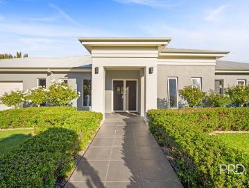 Spacious Family Living in Lake Albert
