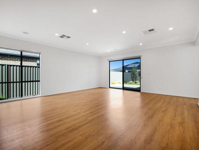 Spacious Family Living in Lara Lakes