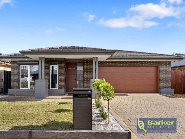 Spacious Family Living in Popular Orleana Waters