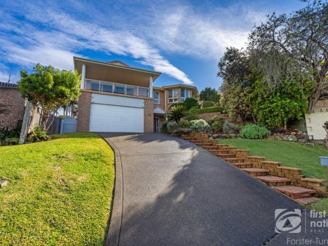 Spacious Family Living in Popular Palms Estate