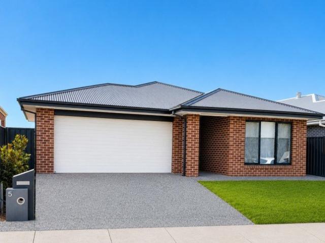 Spacious Family Living in Popular Warby Views Estate