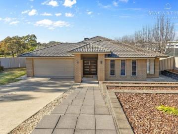 Lake Albert Family Entertainer with Pool, Shed and Flexible Living
