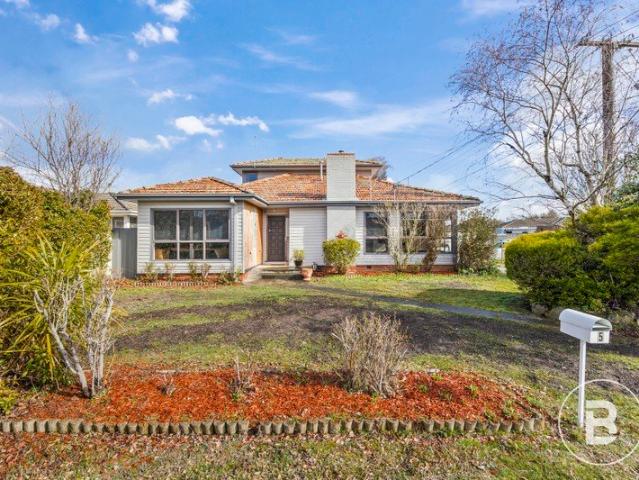 SPACIOUS FAMILY LIVING IN PRIME WENDOUREE LOCATION