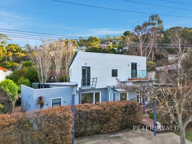 Spacious family living in sought after Taroona