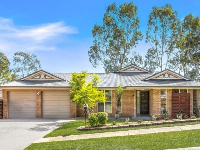 SPACIOUS FAMILY LIVING IN SOUGHT AFTER AREA