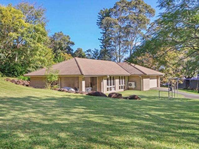 SPACIOUS FAMILY LIVING IN SOUGHT AFTER FOREST PARK