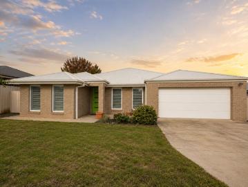 Spacious Family Living in Sought After Gobbagombalin