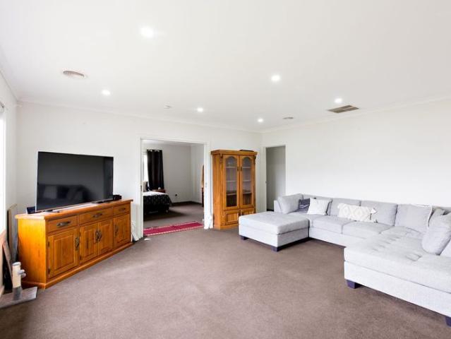 SPACIOUS FAMILY LIVING IN SOUGHT AFTER LOCATION