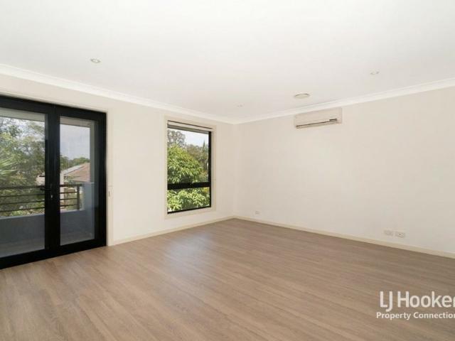 Spacious Family Living in Sought After Somerset Estate