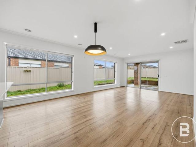 SPACIOUS FAMILY LIVING IN THE HEART OF WINTER VALLEY