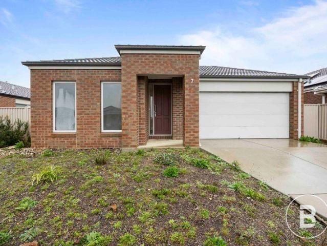 SPACIOUS FAMILY LIVING IN THE HEART OF WINTER VALLEY