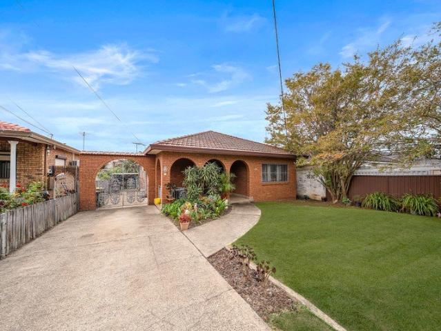 SPACIOUS FAMILY LIVING IN THE HEART OF GREENACRE