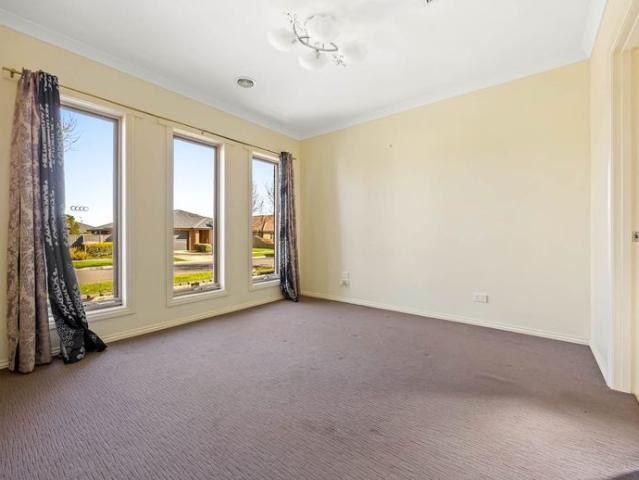 SPACIOUS FAMILY LIVING IN THE HEART OF LUCAS