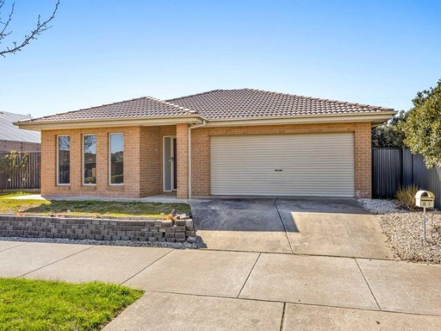 SPACIOUS FAMILY LIVING IN THE HEART OF LUCAS