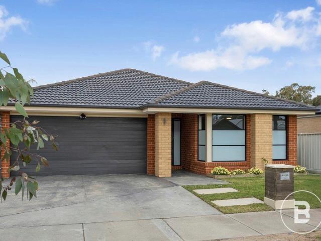 SPACIOUS FAMILY LIVING IN THE HEART OF MARONG