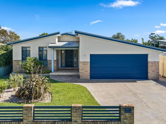 SPACIOUS FAMILY LIVING IN THE HEART OF SANCTUARY POINT