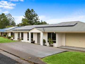 FAMILY LIVING IN THE PRESTIGIOUS GOLF COURSE ESTATE
