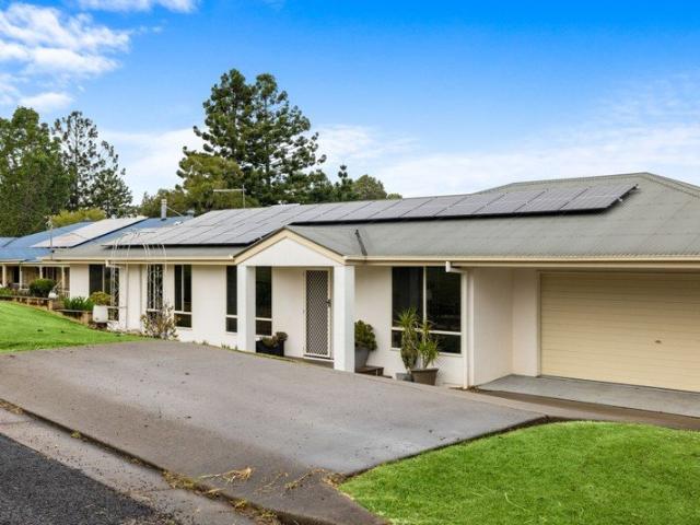 FAMILY LIVING IN THE PRESTIGIOUS GOLF COURSE ESTATE