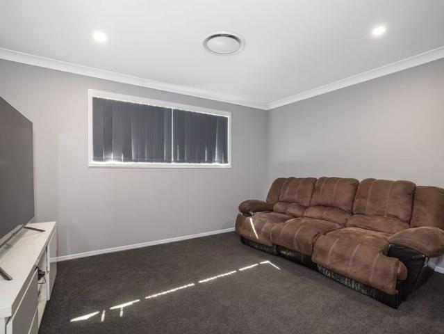 SPACIOUS FAMILY LIVING IN THE SOUGHT AFTER CENTRAL SPRINGS ESTATE