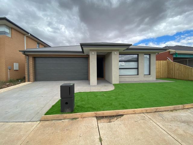 Spacious family living in the sought after Deanside community!