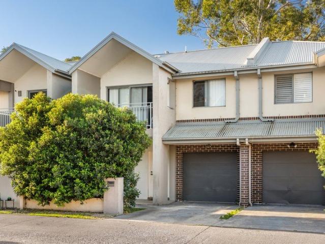 Spacious Family Living in Waterside Estate!