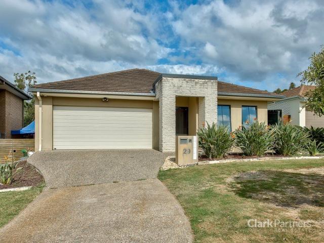 SPACIOUS FAMILY LIVING JUST MOMENTS FROM THE LAKE