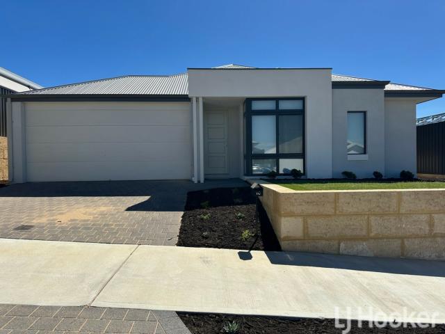 Spacious Family Living Just Minutes from Madora Bay's Beautiful Beaches