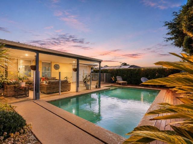 SPACIOUS FAMILY LIVING, POOL & 700M² 2 ENSUITED MASTER BEDROOMS