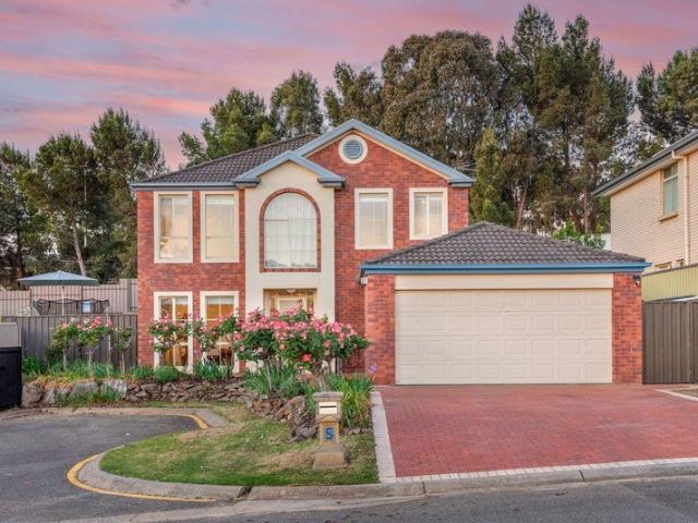 Spacious Family Living, Poolside Entertaining & Stunning Sea Views