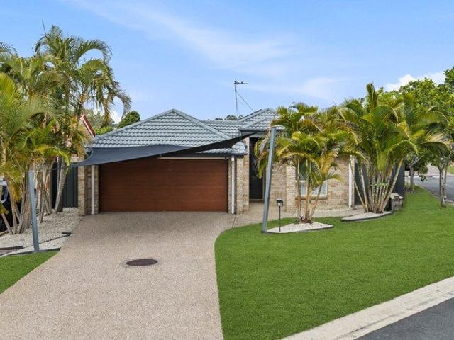 SPACIOUS FAMILY LIVING, QUIET STREET, OPPOSITE PARKLAND!